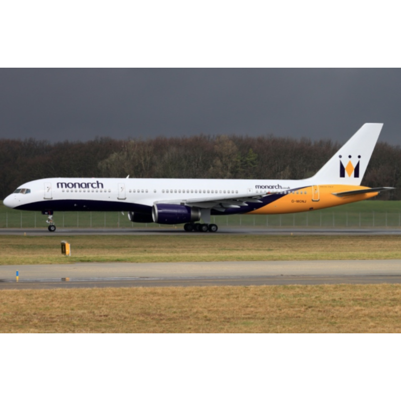 Model redukcyjny Boeing 757-200 Monarch, skala 1:400. Biały kadłub, ciemnoniebieski pasek, żółty przód i logo królewski korona.