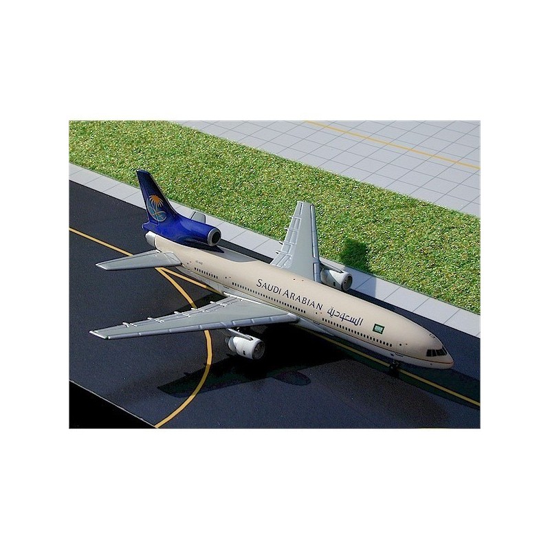 Model samolotu Lockheed L-1011, skala 1/400, malowanie Saudi Arabian Airlines.
