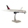 Model samolotu Boeing 787-9 Air Canada, skala 1/200. Biały kadłub, czarny ogon z czerwonym liściem klonu, logo linii lotniczych.