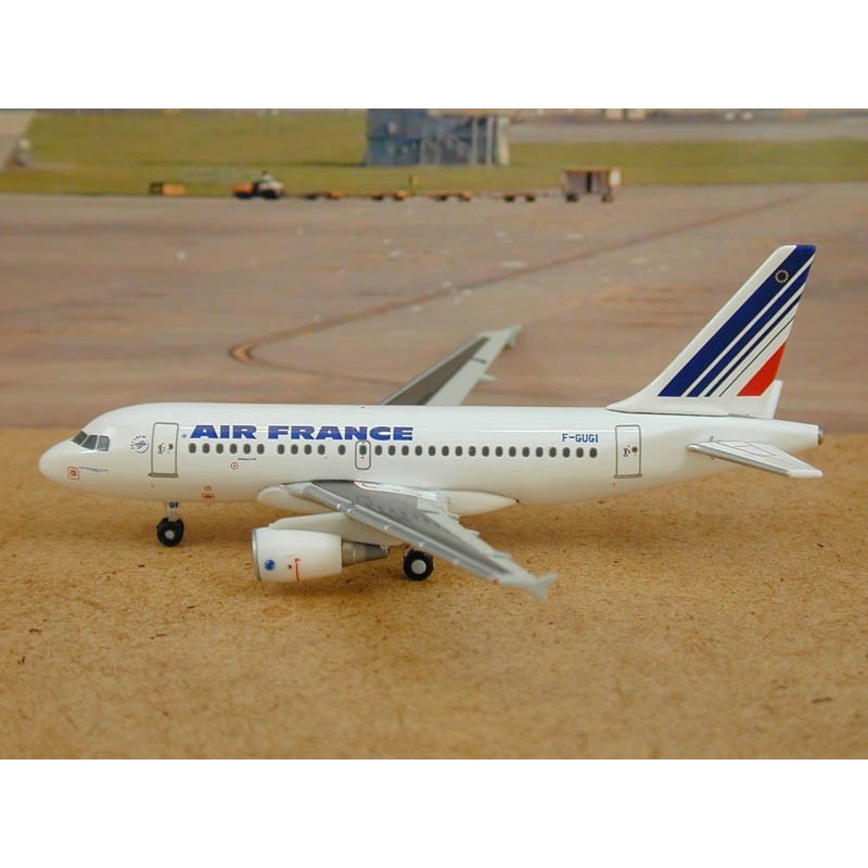 Model samolotu Air France, F-GUGI, skala 1:200, biały z niebiesko-czerwonymi detalami.