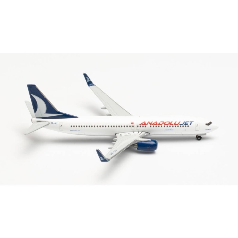 Model AnadoluJet Boeing 737-800, skala 1:500, HERPA. Biały kadłub, malowanie linii lotniczej.