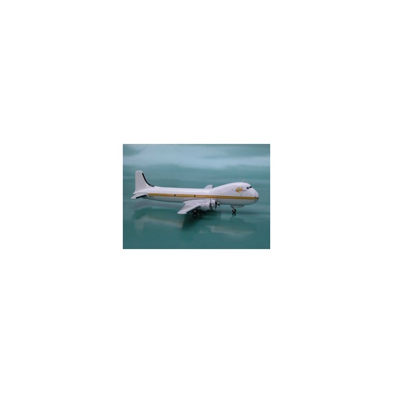 ATL-98 Carvair, skala 1:200, Phoenix Models. Biały kadłub, złota linia, logo Global Flying Services.