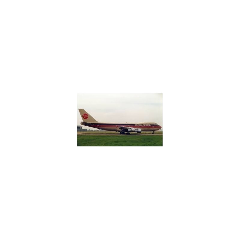 Model samolotu B747-200 Continental, skala 1:200. Czerwono-biały kadłub z logo linii lotniczej.