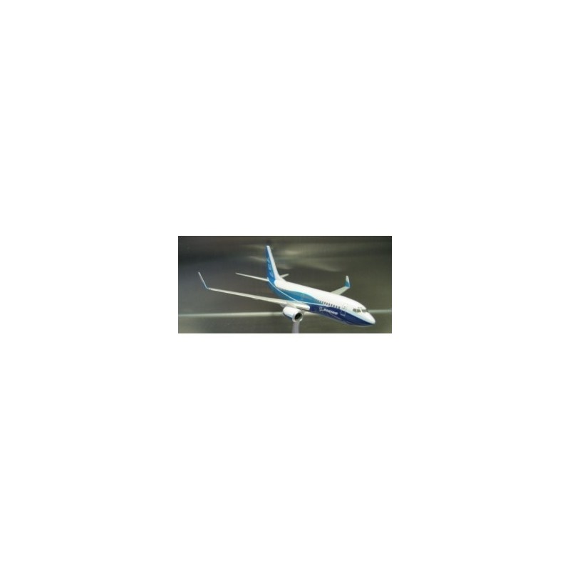 Model redukcyjny Boeing 737-700, skala 1:200. Biały kadłub z niebieskimi akcentami.