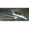 Model redukcyjny Boeing 737-700, skala 1:200. Biały kadłub z niebieskimi akcentami.