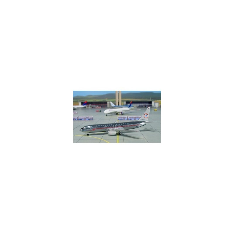 Model redukcyjny Boeing 737-800 American Airlines, skala 1:500. Malowanie linii lotniczej, szczegółowy kokpit i silniki.