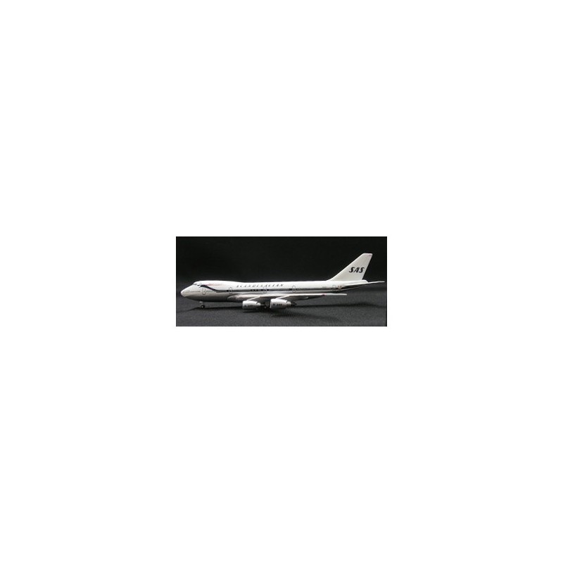 Model redukcyjny Boeing 747-200 SAS, skala 1:500. Biały kadłub, logo SAS z tyłu.