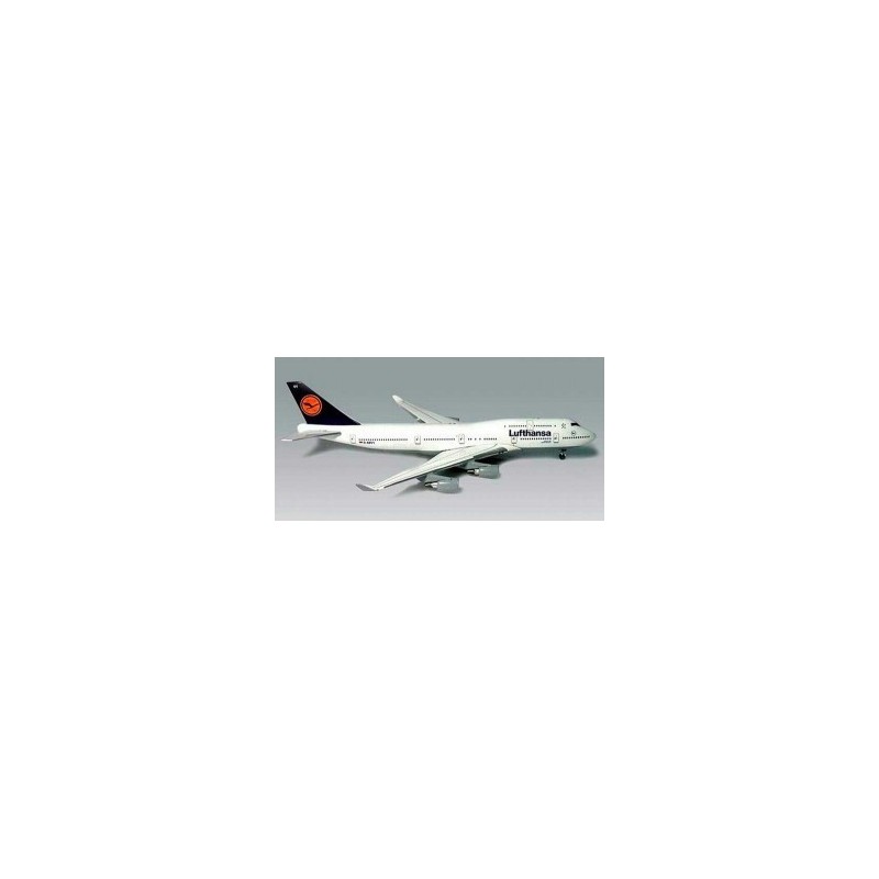 Model Boeing 747-400 Lufthansa, skala 1:500. Biały kadłub, czarny ogon z czerwonym logo.