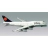 Model Boeing 747-400 Lufthansa, skala 1:500. Biały kadłub, czarny ogon z czerwonym logo.