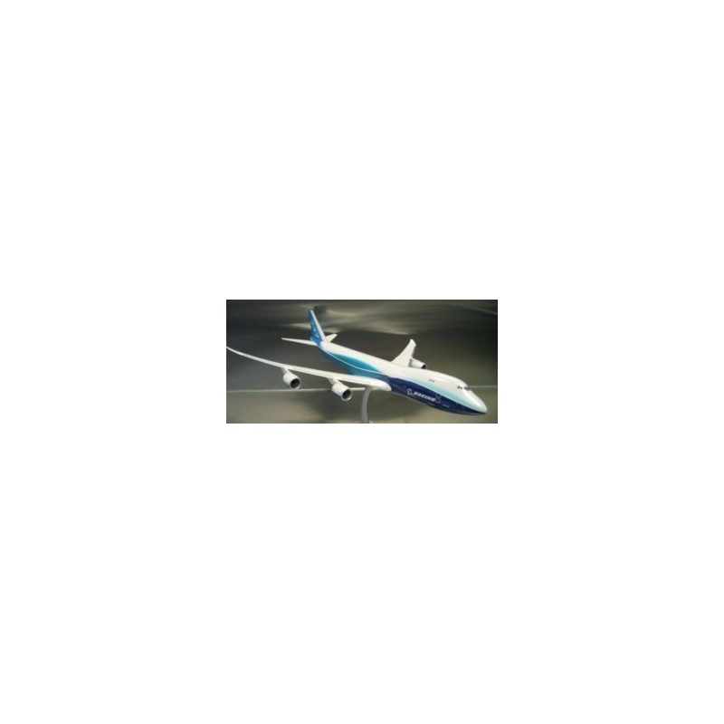 Model redukcyjny Boeing 747-8, skala 1:200. Biały kadłub z niebieskimi akcentami.