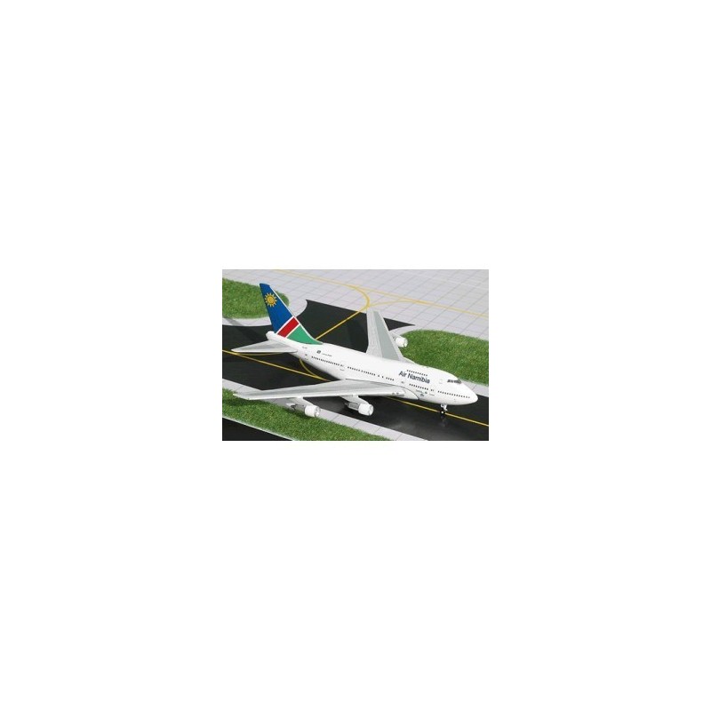 Model Boeing 747SP Air Namibia, skala 1/400. Biały kadłub, ogon z kolorami Namibii.