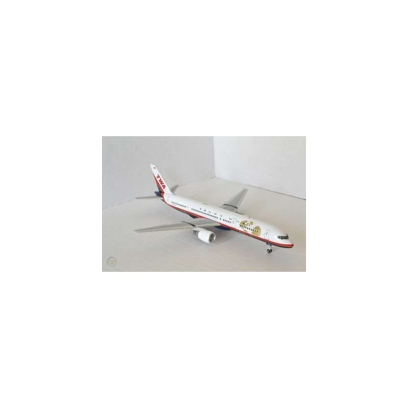 Model redukcyjny Boeing 757-200, skala 1:400, TWA. Biały kadłub z czerwonym paskiem, logo linii lotniczej.