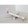 Model redukcyjny Boeing 757-200, skala 1:400, TWA. Biały kadłub z czerwonym paskiem, logo linii lotniczej.