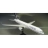 Model Boeing 757-200 Continental Airlines, skala 1:200. Biały kadłub, niebieskie detale, logo linii lotniczej.