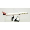 Model Boeing 757-200 TWA, 1/200, biały z czerwonymi akcentami i logo TWA.