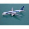 Model Boeing 767-300 Skymark "Carcon" w skali 1/400, z charakterystycznym malowaniem.