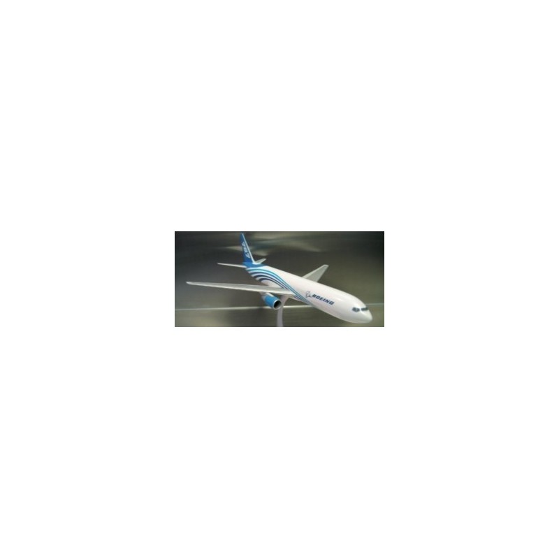 Model Boeing 767-300BCF, skala 1:200. Biały kadłub, niebieskie paski i logo Boeing.