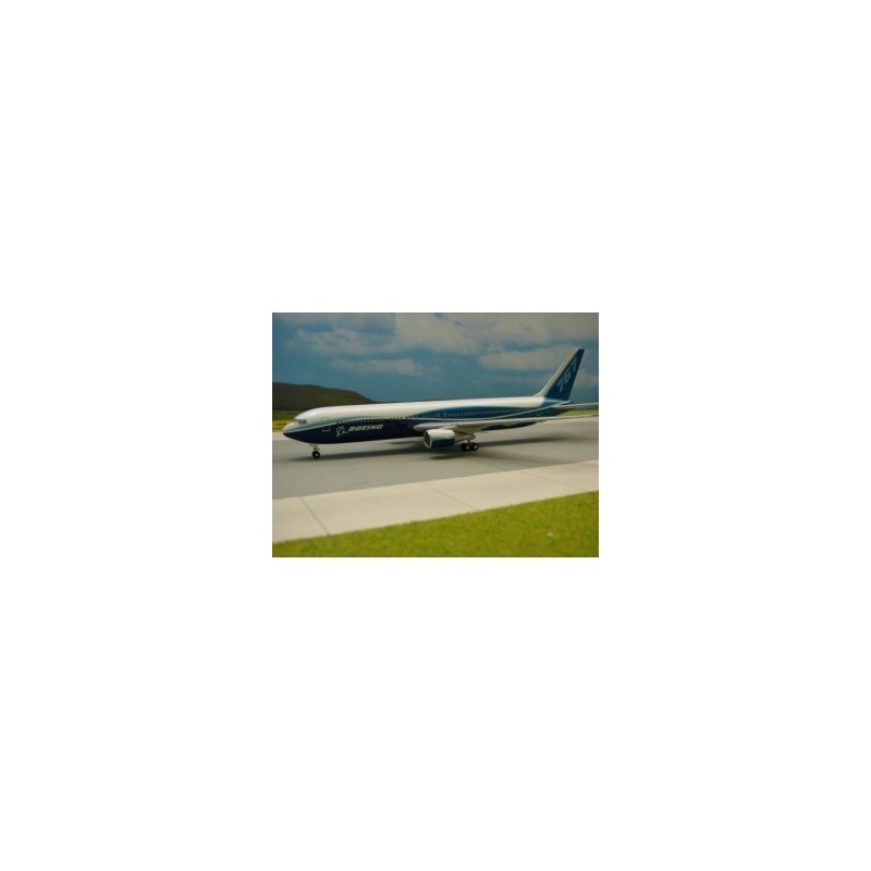 Model Boeing 767-300ER, skala 1:200. Malowanie KLM, biało-niebieski.
