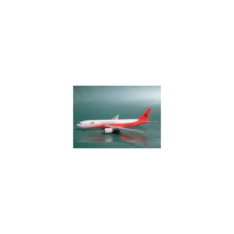Model Boeing 777-200 TAAG Angola Airlines, skala 1/400. Biały kadłub, czerwony ogon i dolna część, logo linii lotniczej.