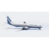 Model redukcyjny Boeing 737-800, skala 1:200, Herpa. Biały kadłub, niebiesko-czerwone paski.