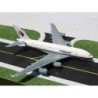 Model samolotu Airbus A380 linii Malaysia, skala 1:400, Gemini Jets. Biały kadłub, czerwono-błękitne logo i czerwony pasek.