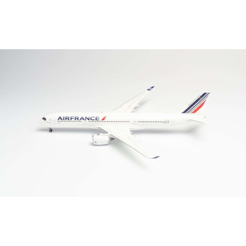 Model samolotu Airbus A350-900, skala 1:200, Herpa. Malowanie Air France, biały kadłub z niebiesko-czerwonymi akcentami.