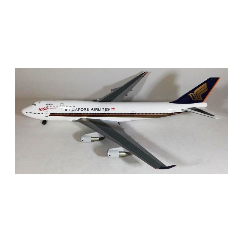 Model redukcyjny Boeing 747-400 Singapore Airlines, skala 1:500, Herpa. Biały kadłub, ciemnobłękitne skrzydła i ogon z logo lini