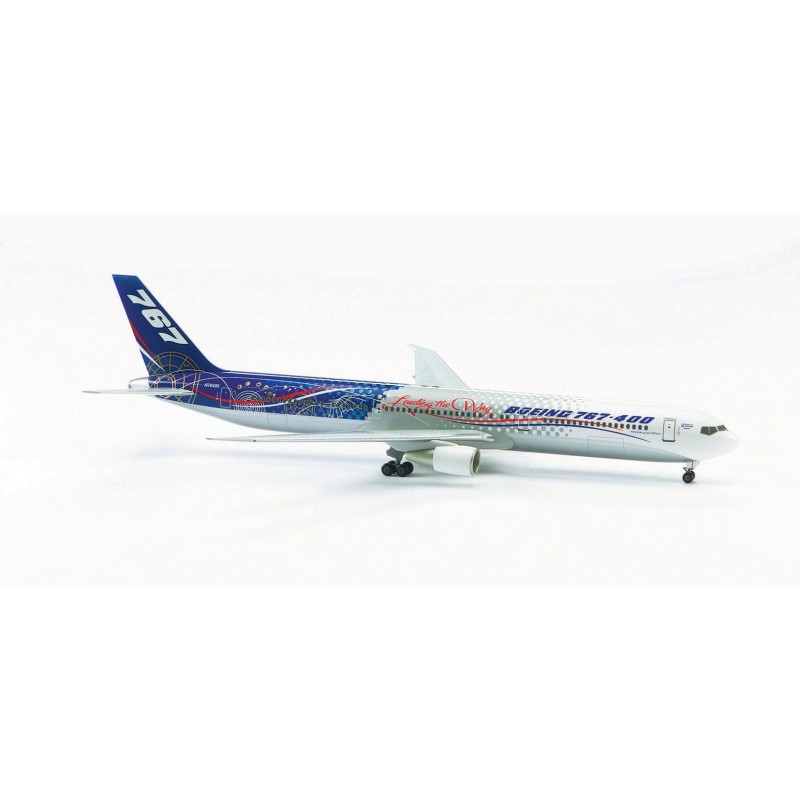 Model Boeing 767-400 "Leading the Way", skala 1:200, Herpa. Biały kadłub, niebieski ogon z czerwonymi akcentami.