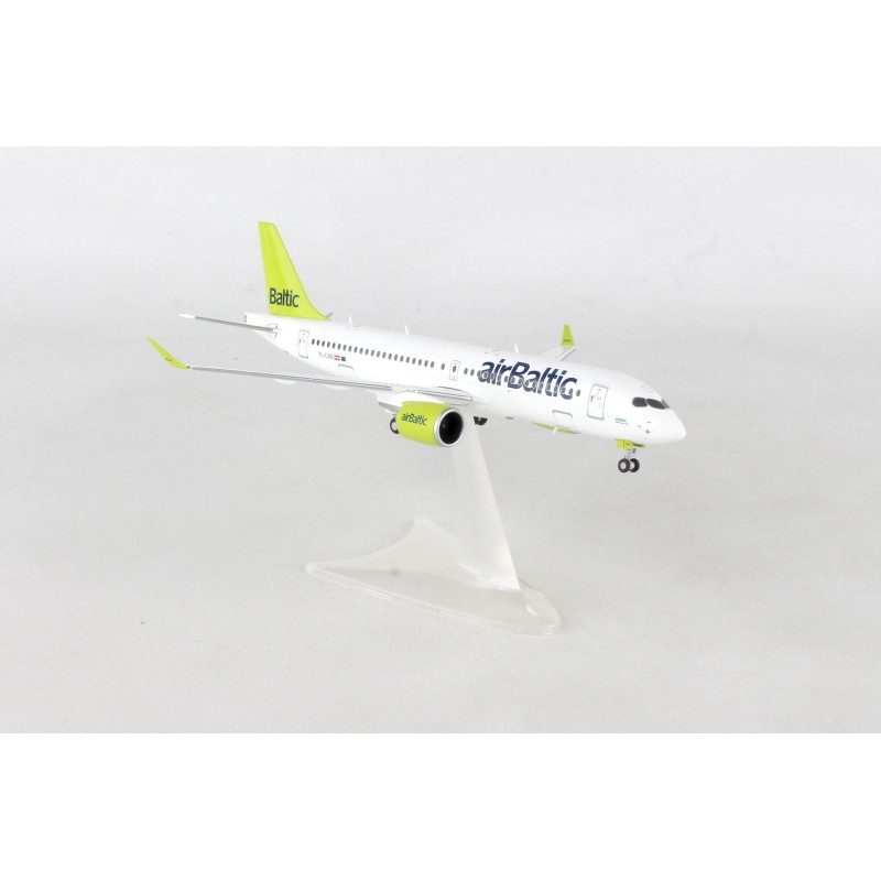 Model samolotu airBaltic CS300, skala 1:500, Herpa. Biały kadłub, żółte akcenty, logo airBaltic.