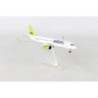 Model samolotu airBaltic CS300, skala 1:500, Herpa. Biały kadłub, żółte akcenty, logo airBaltic.