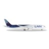 Model samolotu LAN AIRLINES BOEING 787-9 DREAMLINER, skala 1:200, Herpa. Biały kadłub, niebieskie akcenty i logo LAN.