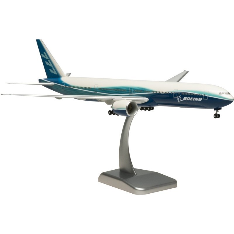 Model redukcyjny Boeing 777-300, skala 1:200, Hogan. Biały kadłub, niebieski spód, logo Boeing.
