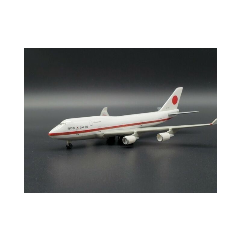 Model redukcyjny Boeing 747-400 JASDF, skala 1:500, HERPA. Biały kadłub, czerwony pasek i logo Japonii.