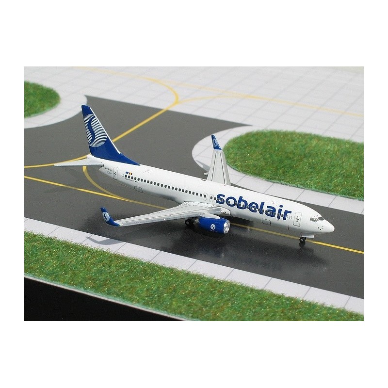Model samolotu BOEING 737-800, skala 1:400, GeminiJets. Malowanie Sobelair, biały kadłub z niebieskimi akcentami.