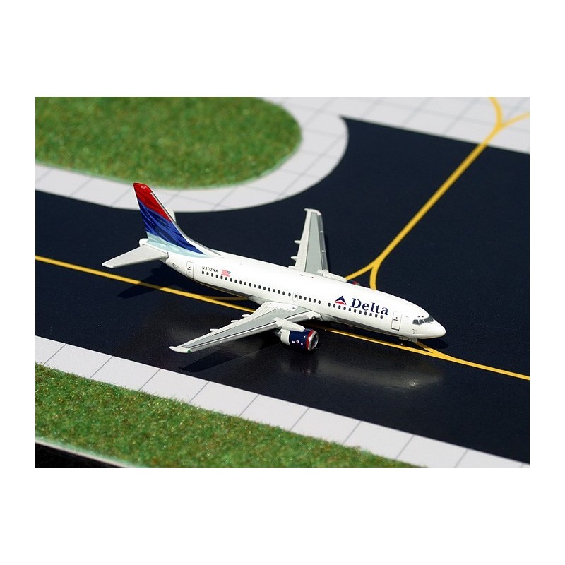 Model redukcyjny Boeing 737-300, skala 1:400, GeminiJets. Malowanie Delta, biały kadłub z czerwono-niebieskim ogonem.