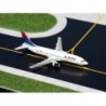 Model redukcyjny Boeing 737-300, skala 1:400, GeminiJets. Malowanie Delta, biały kadłub z czerwono-niebieskim ogonem.