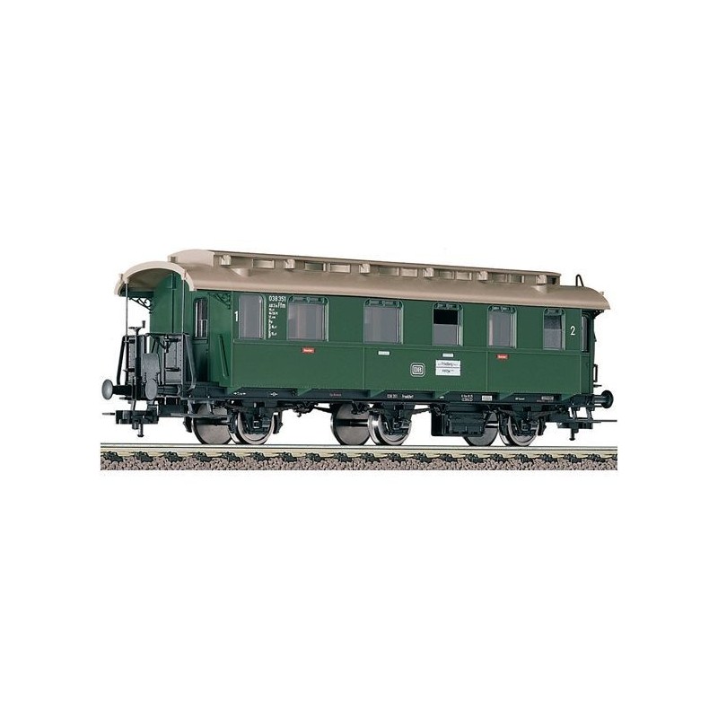 Model wagonu pasażerskiego AB 3 kolei DB, skala 1:87, zielony z beżowym dachem.