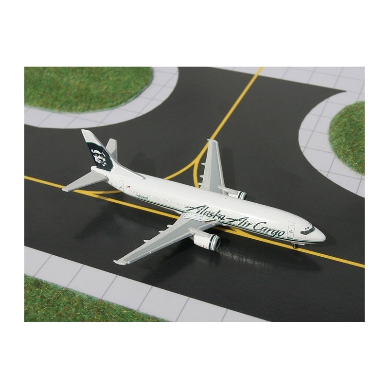 Model samolotu Boeing 737-400, skala 1:400, GeminiJets. Malowanie Alaska Air Cargo, biały kadłub z czarnymi napisami.