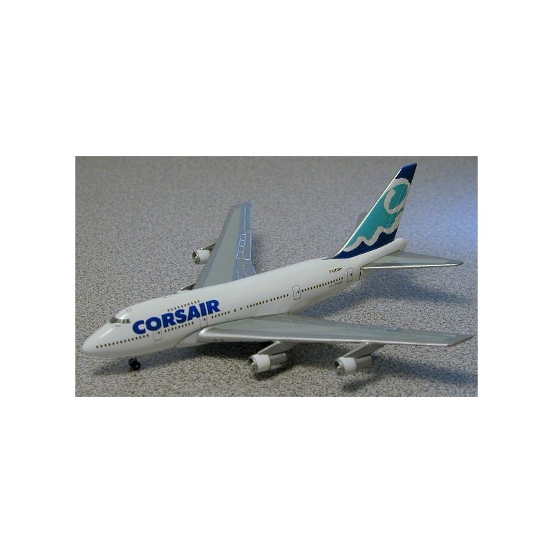 Model Boeing 747SP, skala 1:400, GeminiJets. Biały kadłub, malowanie Corsair, ogon z motywem fal.