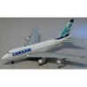 Model Boeing 747SP, skala 1:400, GeminiJets. Biały kadłub, malowanie Corsair, ogon z motywem fal.