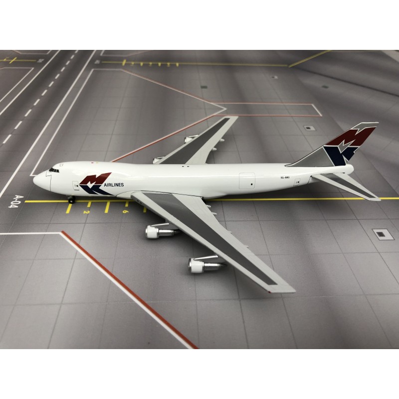 Model redukcyjny Boeing 747-200, skala 1:400, GeminiJets. Malowanie MKAIRLINES, starannie odwzorowane detale.