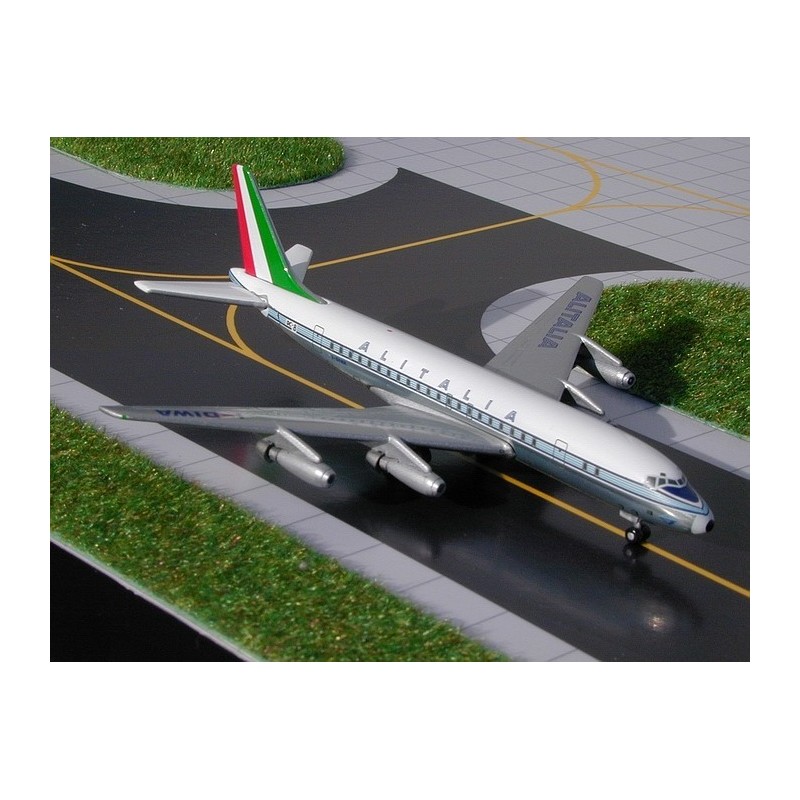 Model samolotu McDonnell Douglas DC-8-43, skala 1:400, GeminiJets. Malowanie Alitalia, zielono-biało-czerwony ogon.