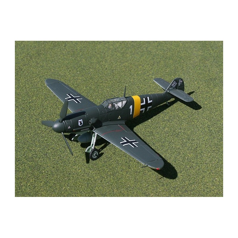 Model redukcyjny BF109 F, skala 1:72, GeminiJets. Czarno-żółty kamuflaż, oznaczenia niemieckiej Luftwaffe.