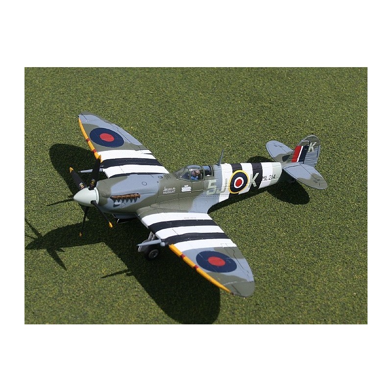Model samolotu Spitfire MK IX, skala 1:72, Gemini. Szare malowanie z czarno-białymi pasami, czerwone elementy.