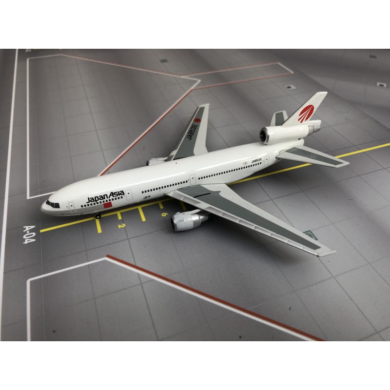 Model DC-10, skala 1:400, Phoenix. Biały kadłub, czerwone logo, oznaczenia Japan Asia.