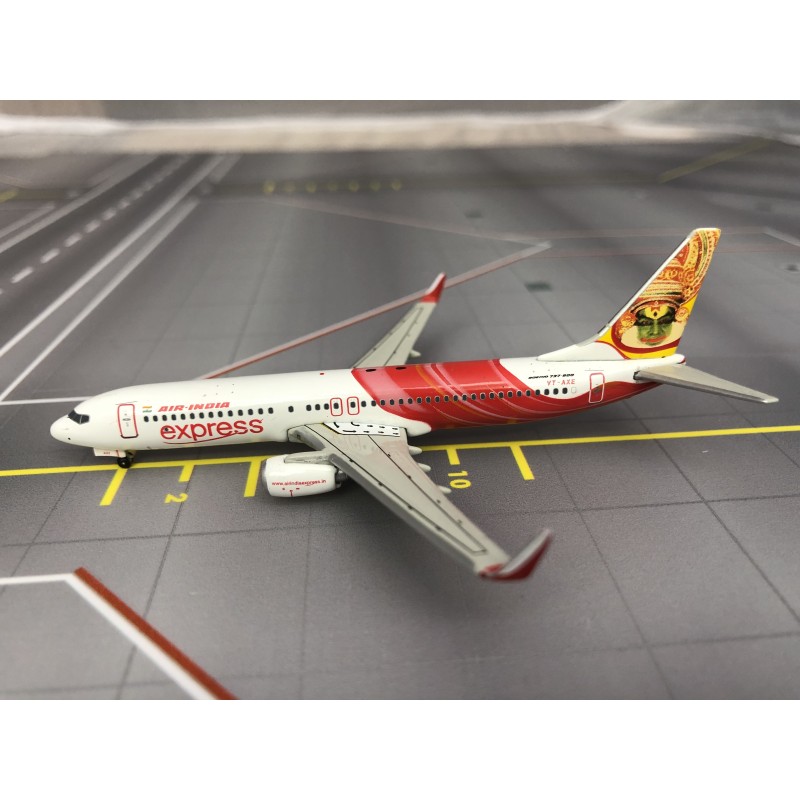 Model samolotu Boeing 737-800, skala 1:400, Phoenix. Malowanie Air India Express.