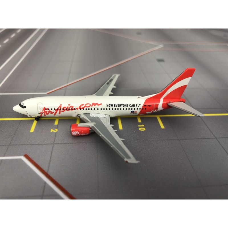 Model redukcyjny Boeing 737-300, skala 1:400, Phoenix. Malowanie Air Asia.
