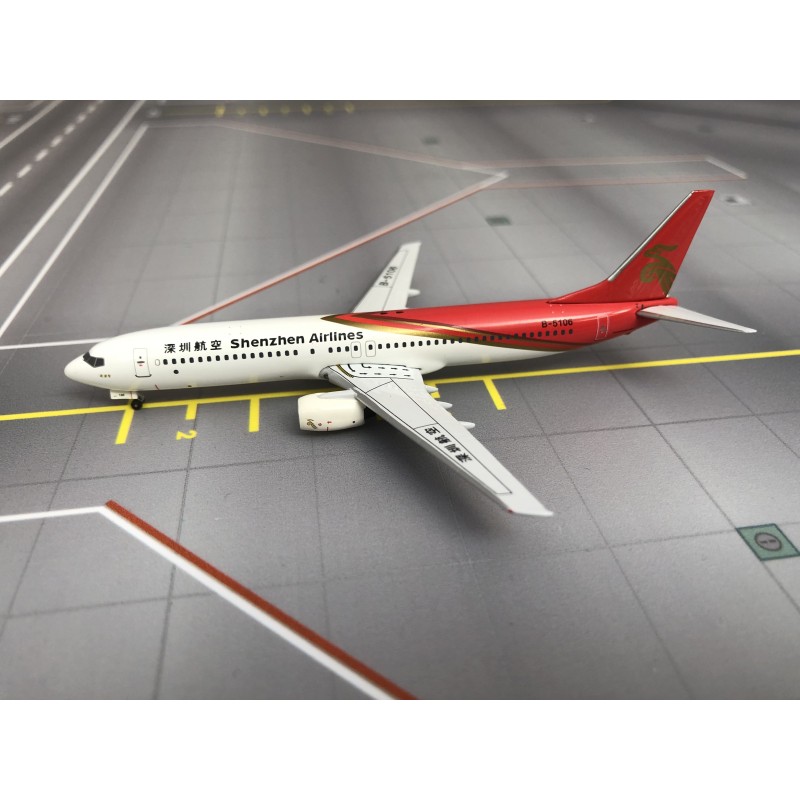 Model samolotu Boeing 737-900, skala 1:400, AVIATION400. Malowanie Shenzhen Airlines, czerwono-biały kadłub.