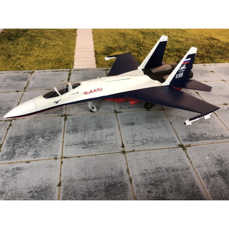 Model redukcyjny SU-27, skala 1:72, biało-czerwono-niebieski, oznaczenia KHAAPO, numer 598.