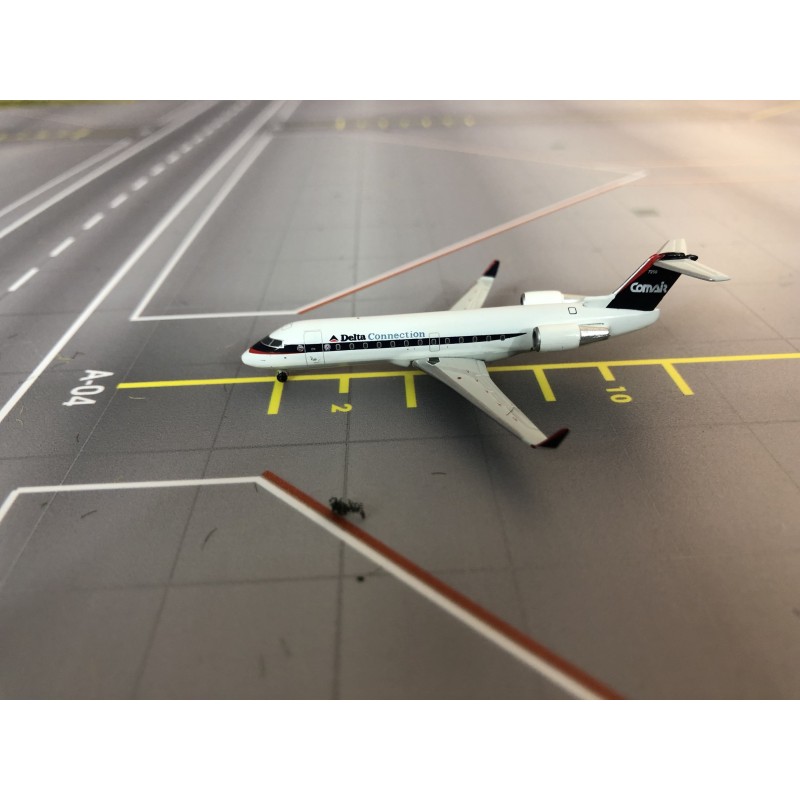 Model samolotu CRJ-100, skala 1:400, GeminiJets. Malowanie Delta Connection, detale linii lotniczej.